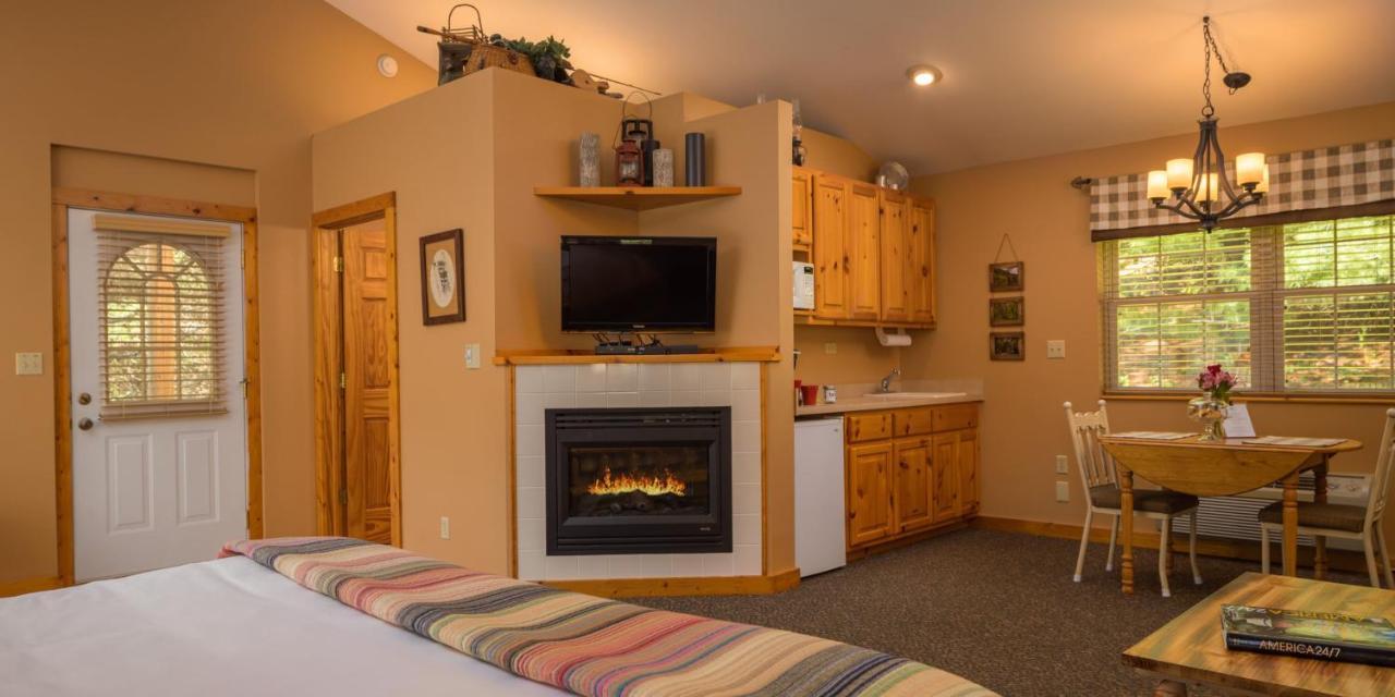Hawk Valley Retreat & Cottages Галена Екстериор снимка